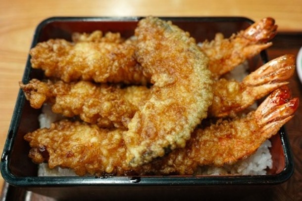 海老3尾、カボチャ一切れが載った天重